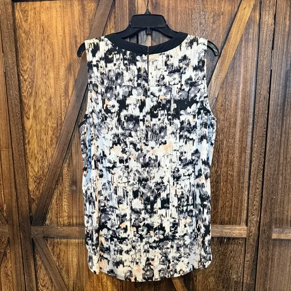 Vince Camuto Black & White Abstract Sleeveless Blouse - Size L - Picture 2 of 10